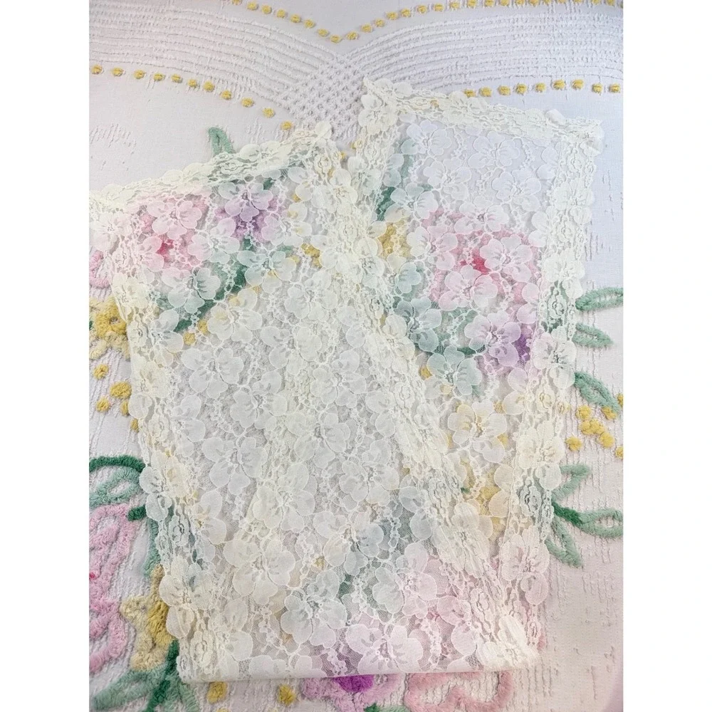 Vintage Cream Floral Lace Table Runner Scalloped Edge Centerpiece 29x13